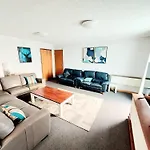 Huge Home, 9 Bed, 6 Bath, Sleeps 22, Central Location, Walk To Shops