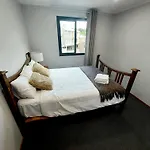 Huge Home, 9 Bed, 6 Bath, Sleeps 22, Central Location, Walk To Shops