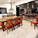 Huge Home, 9 Bed, 6 Bath, Sleeps 22, Central Location, Walk To Shops