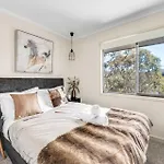 Lakeside Townhouse - 2Br Modern Townhouse L Lake Views L Balcony L Walking Distance To Town