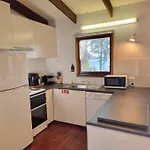 The Hideout - Lake Views & Balcony W Bbq I Central Location I Wi-Fi I Smart Tv