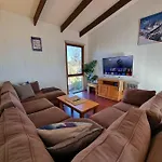 The Hideout - Lake Views & Balcony W Bbq I Central Location I Wi-Fi I Smart Tv