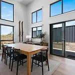 15B Jagungal Close