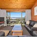 Snowbird 1 - Charming 2Br Townhouse L Lake Views L Air-Con L Off-Street Parking