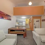 Parkwood 6 - 2Br Split Lvl Apartment L Spa Bath L Bbq L Central Location