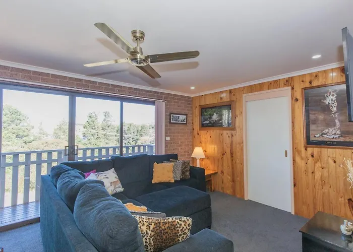 Lodge 67 Unit 3 58 Townsend Street