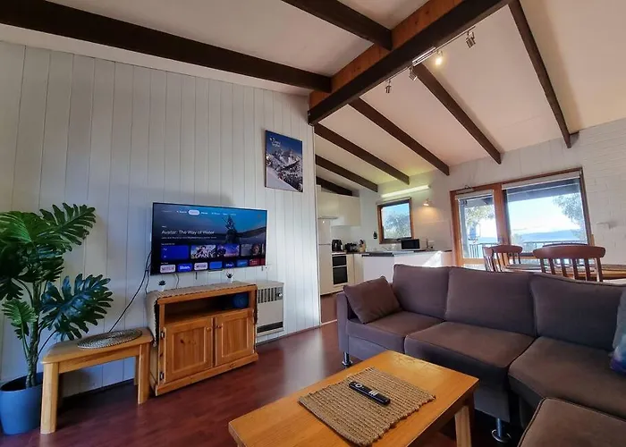 The Hideout - Lake Views & Balcony W Bbq I Central Location I Wi-Fi I Smart Tv