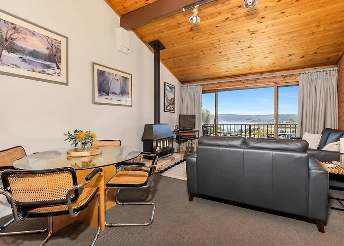 Snowbird 1 - Charming 2Br Townhouse L Lake Views L Air-Con L Off-Street Parking