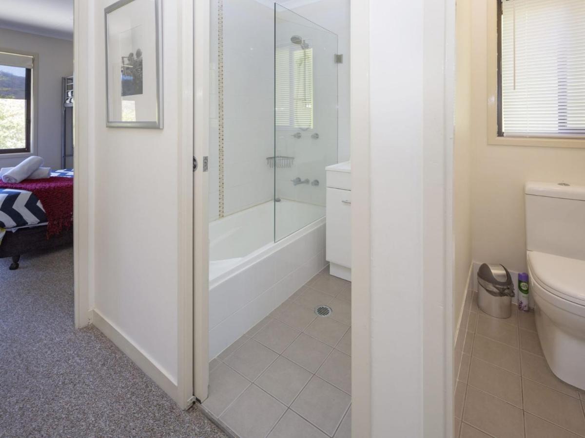 Lakeside Townhouse - 2br Modern Townhouse L Views L Balcony L Walking Distance To Town * Jindabyne