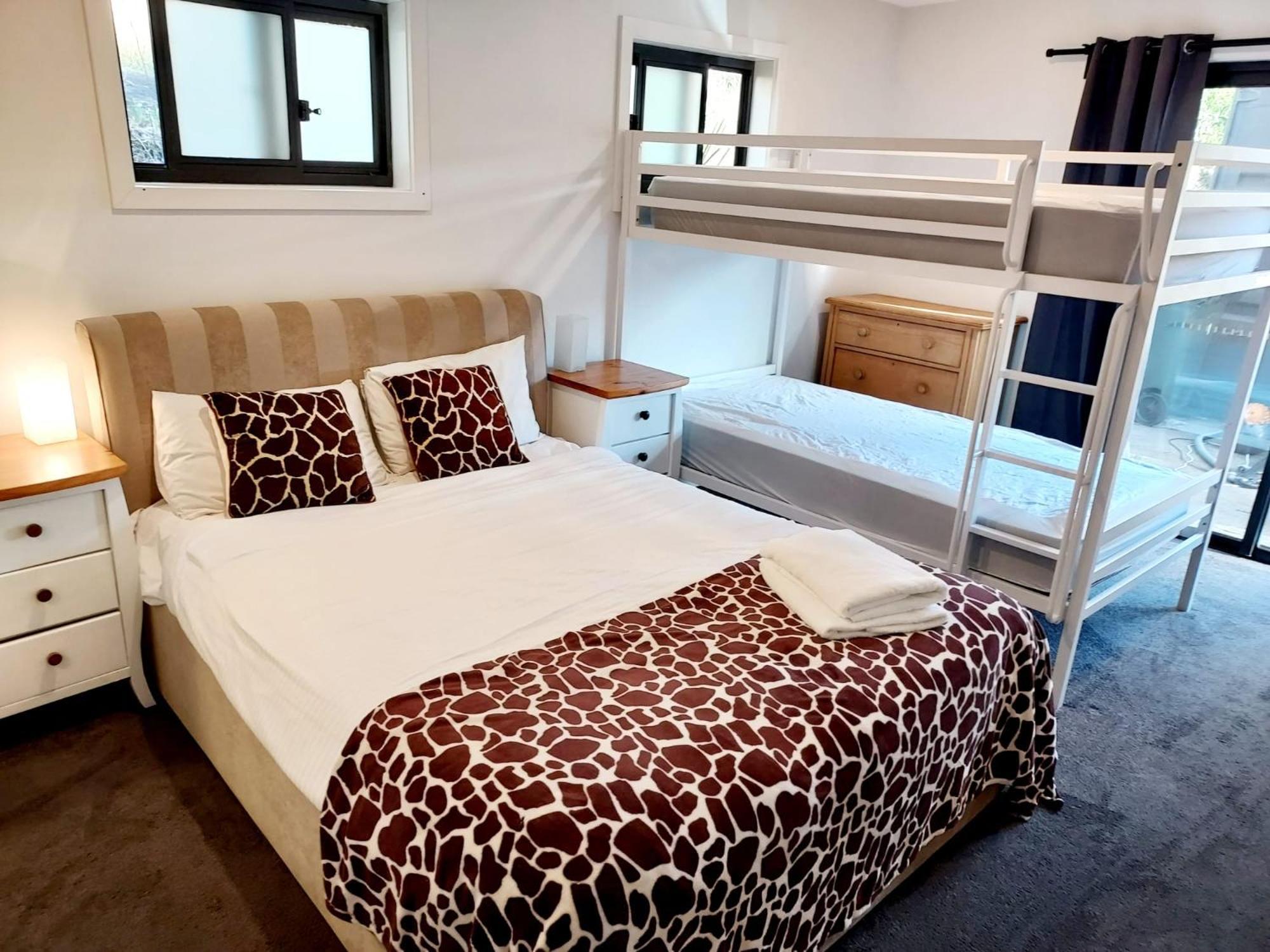 Huge Home, 9 Bed, 6 Bath, Sleeps 22, Location, Walk To Shops Holiday home Jindabyne