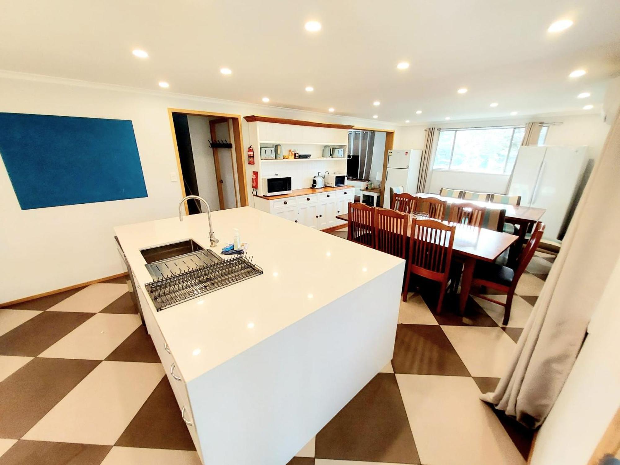Huge Home, 9 Bed, 6 Bath, Sleeps 22, Location, Walk To Shops Holiday home Jindabyne