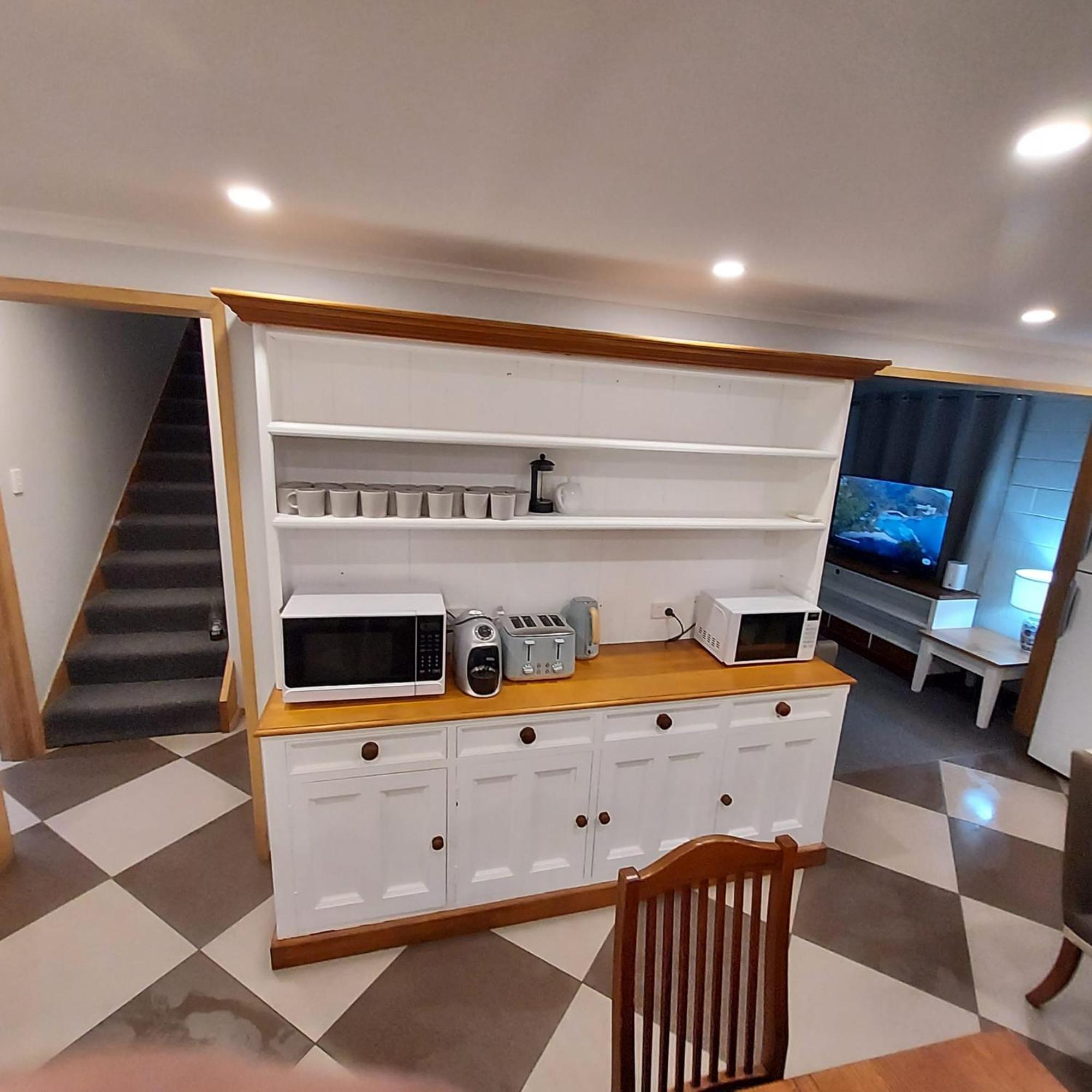 Huge Home, 9 Bed, 6 Bath, Sleeps 22, Location, Walk To Shops *