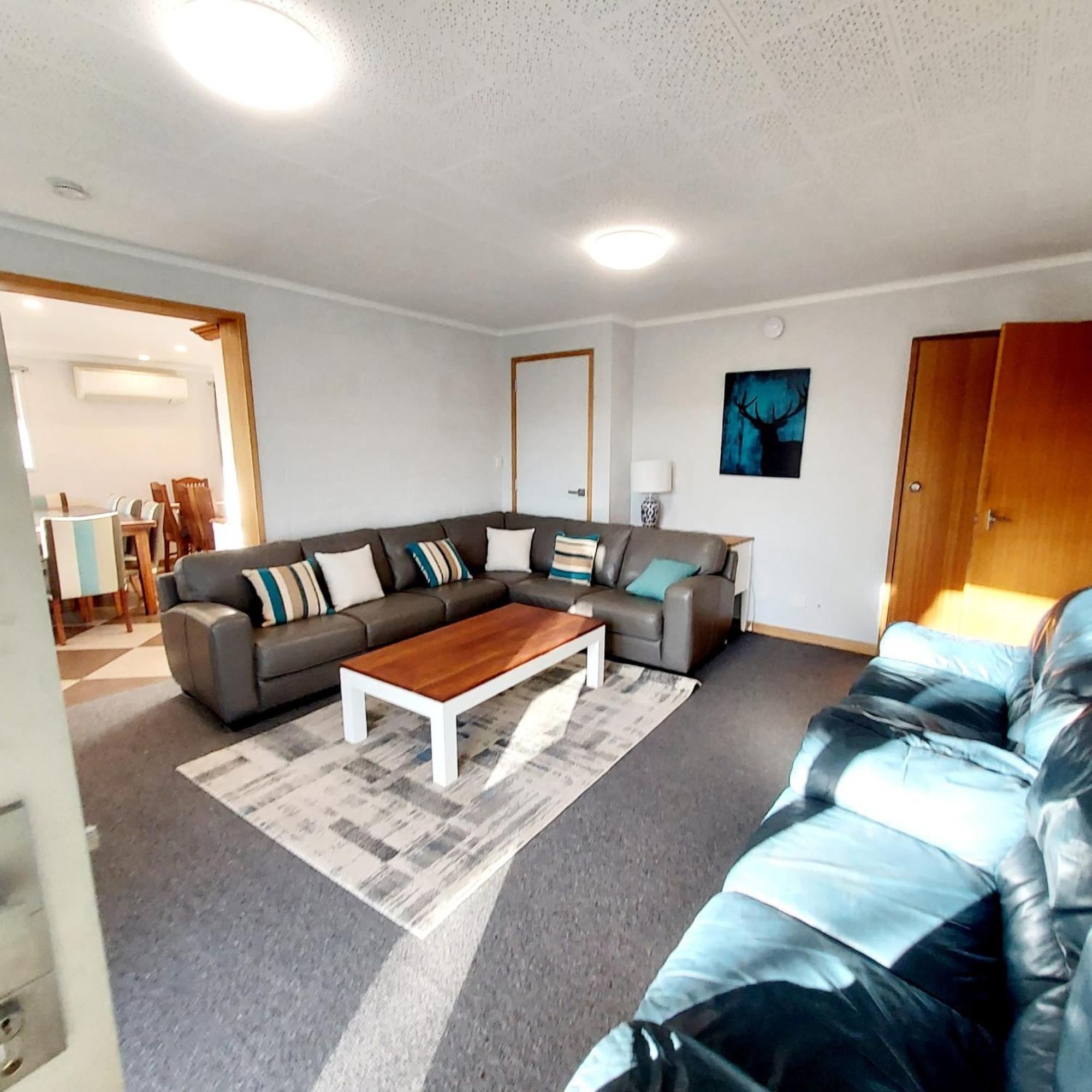 Huge Home, 9 Bed, 6 Bath, Sleeps 22, Location, Walk To Shops