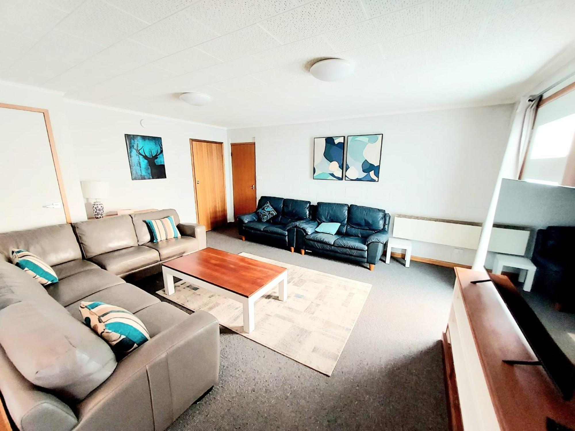 Huge Home, 9 Bed, 6 Bath, Sleeps 22, Location, Walk To Shops Holiday home *