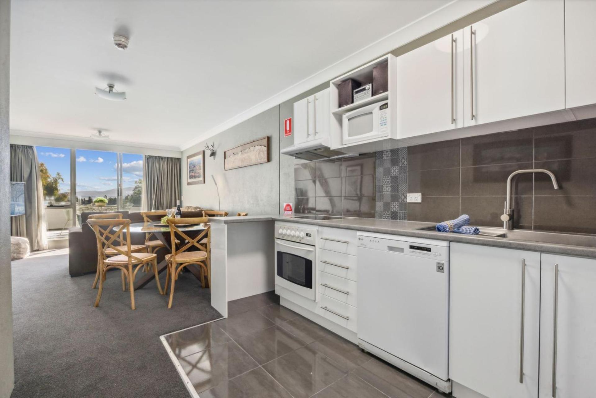 Apartment Horizons 404 *