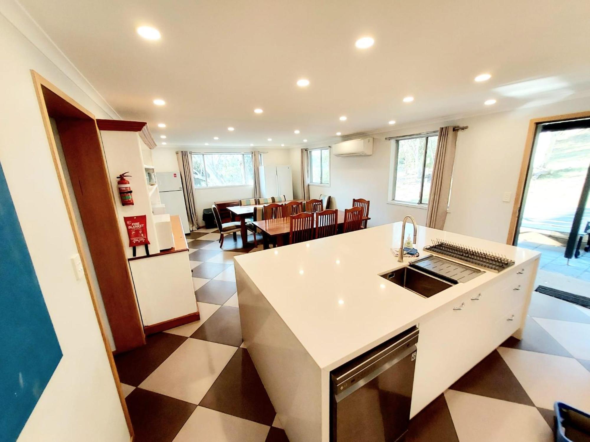 Huge Home, 9 Bed, 6 Bath, Sleeps 22, Location, Walk To Shops