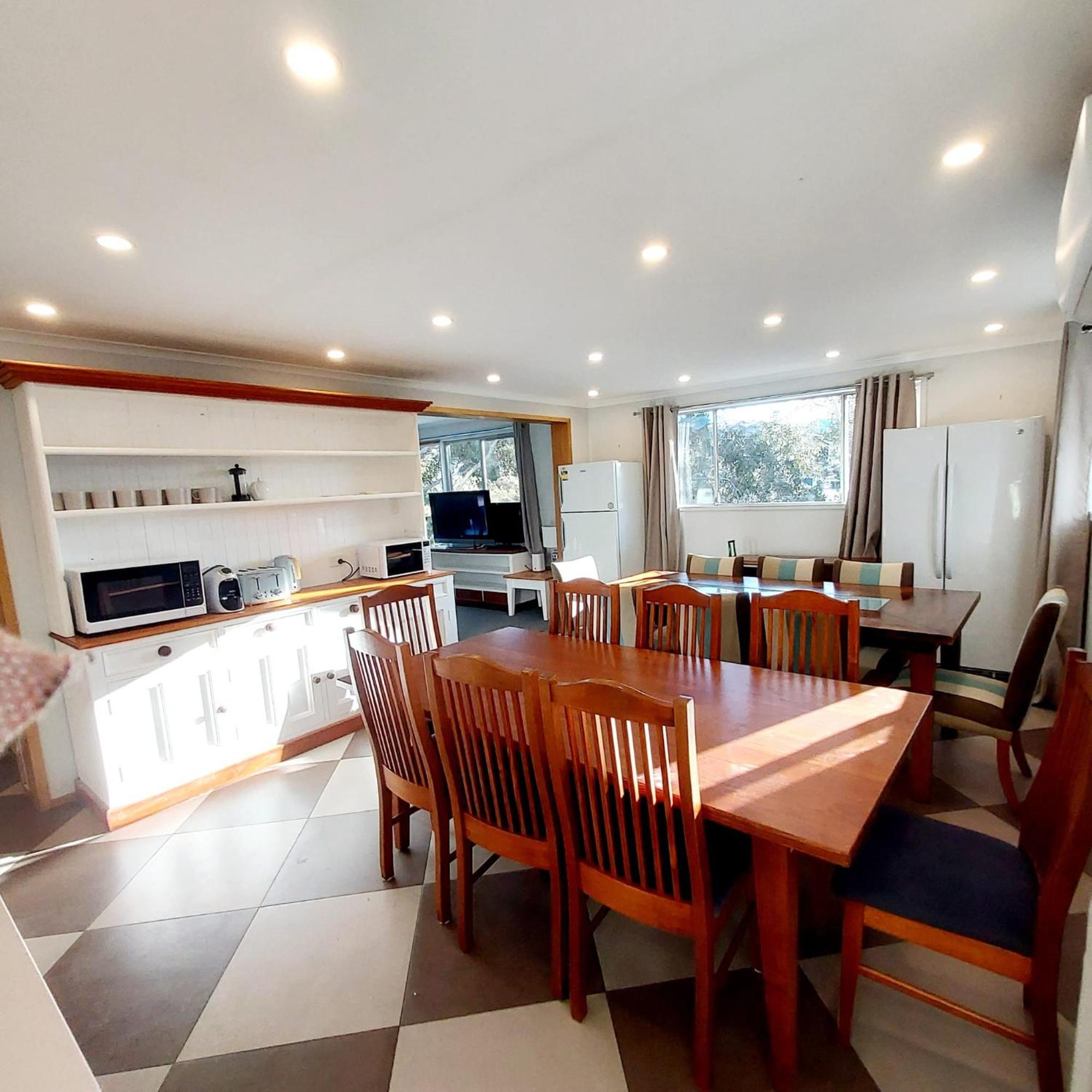 Huge Home, 9 Bed, 6 Bath, Sleeps 22, Location, Walk To Shops Holiday home *