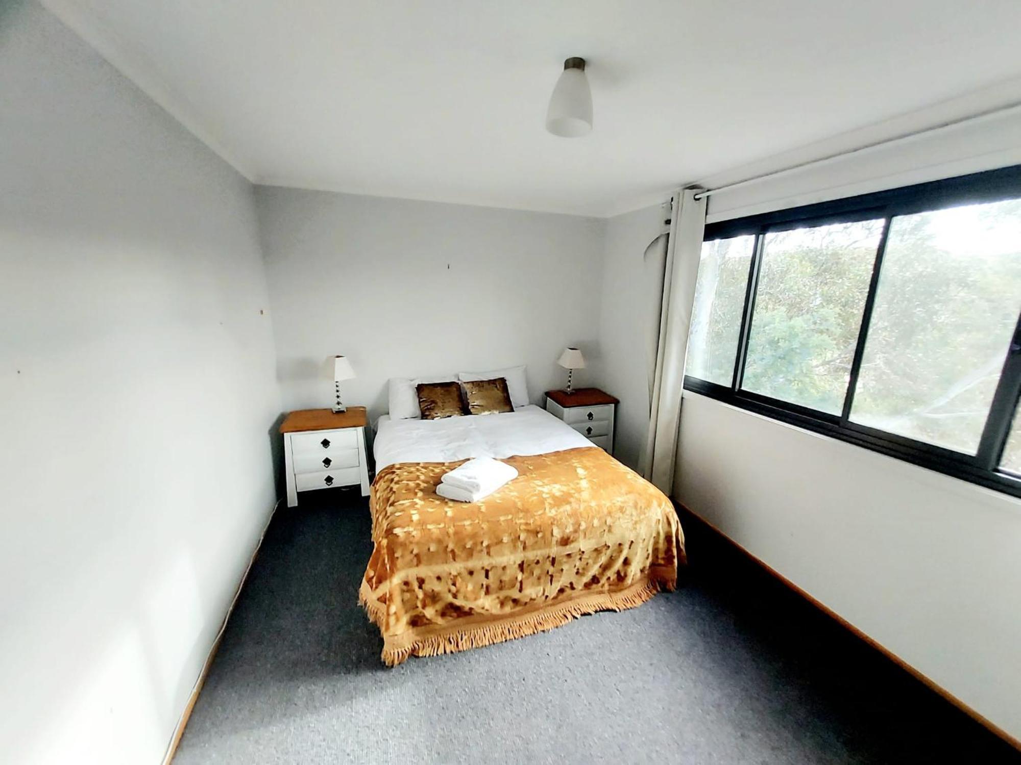 Huge Home, 9 Bed, 6 Bath, Sleeps 22, Location, Walk To Shops Holiday home