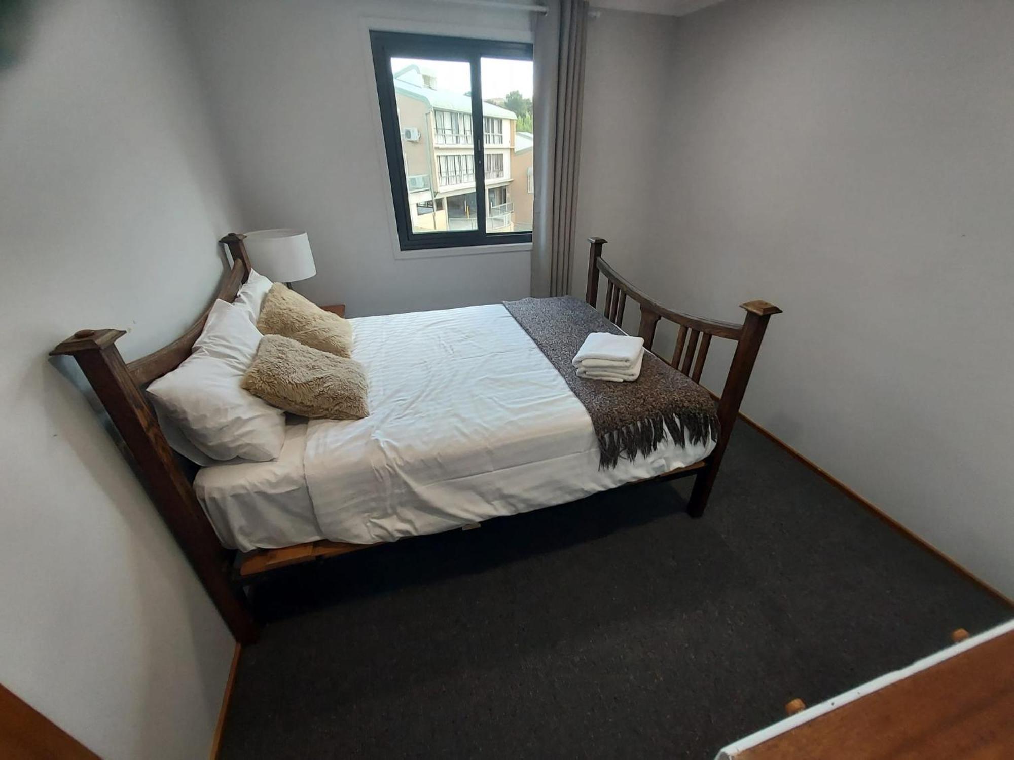 Huge Home, 9 Bed, 6 Bath, Sleeps 22, Location, Walk To Shops Holiday home