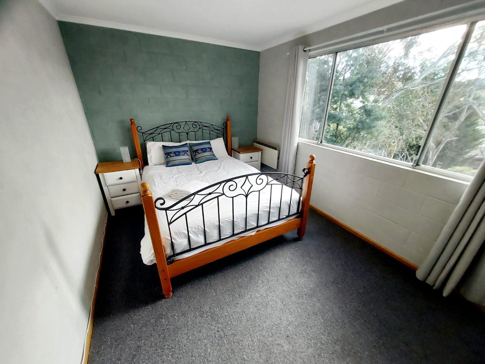 Huge Home, 9 Bed, 6 Bath, Sleeps 22, Location, Walk To Shops * Jindabyne