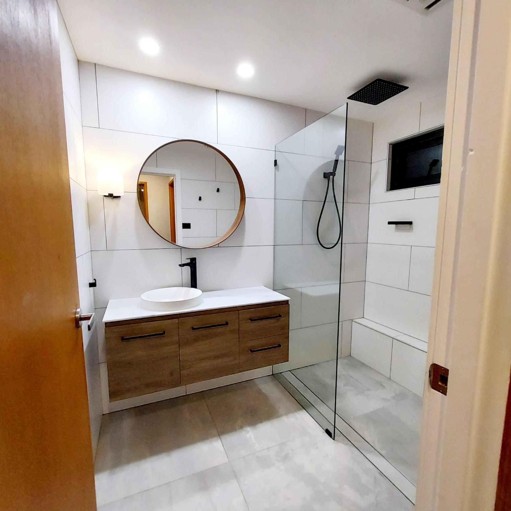 Holiday home Huge Home, 9 Bed, 6 Bath, Sleeps 22, Location, Walk To Shops *