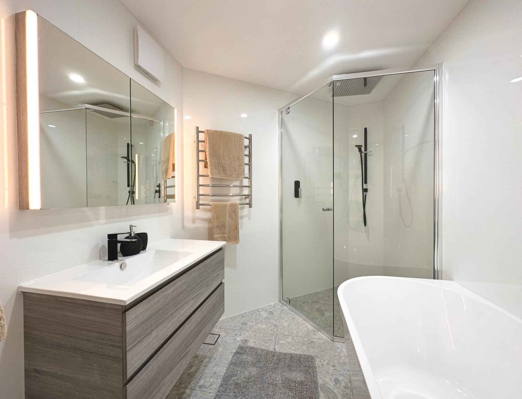 Full Circle Apartment *