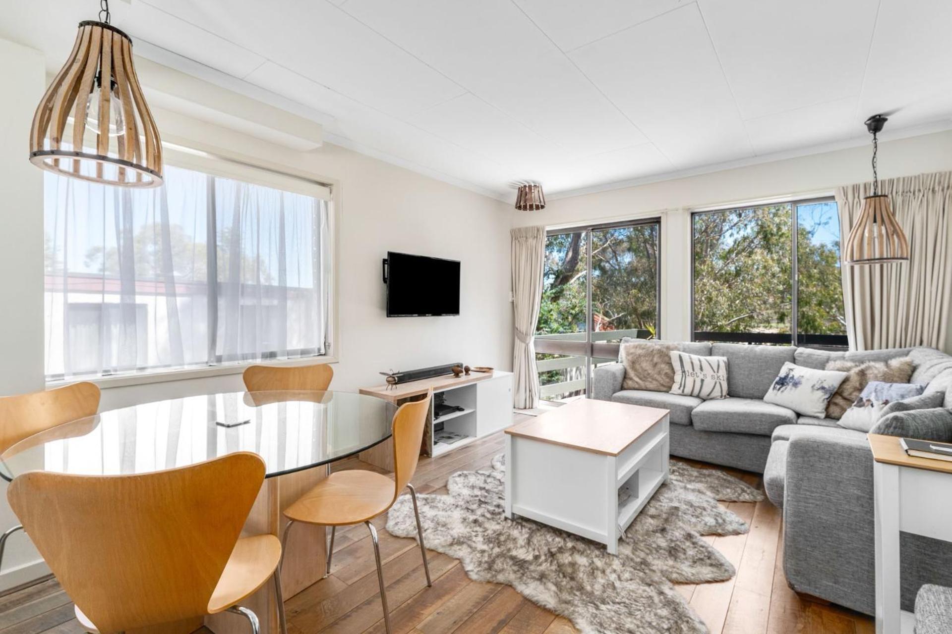 Lakeside Townhouse - 2br Modern Townhouse L Views L Balcony L Walking Distance To Town Jindabyne