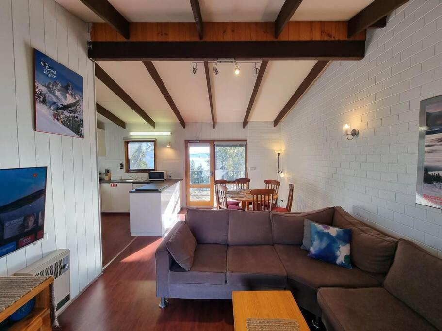 The Hideout - Views & Balcony W Bbq I Location I Wi-fi I Smart Tv Apartment