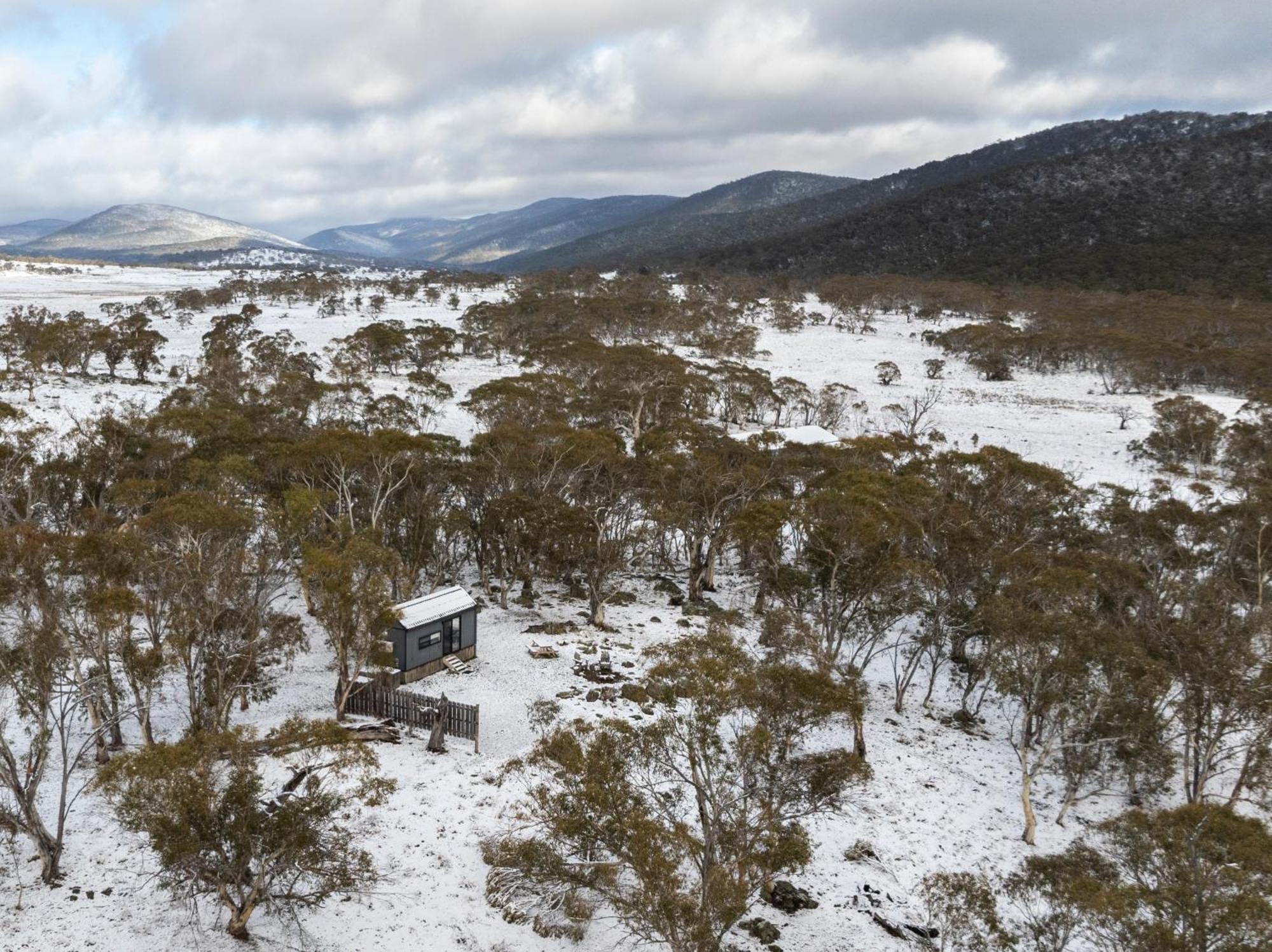 Big Yard Escapes - Two Off-grid Tiny On The Mowamba River *