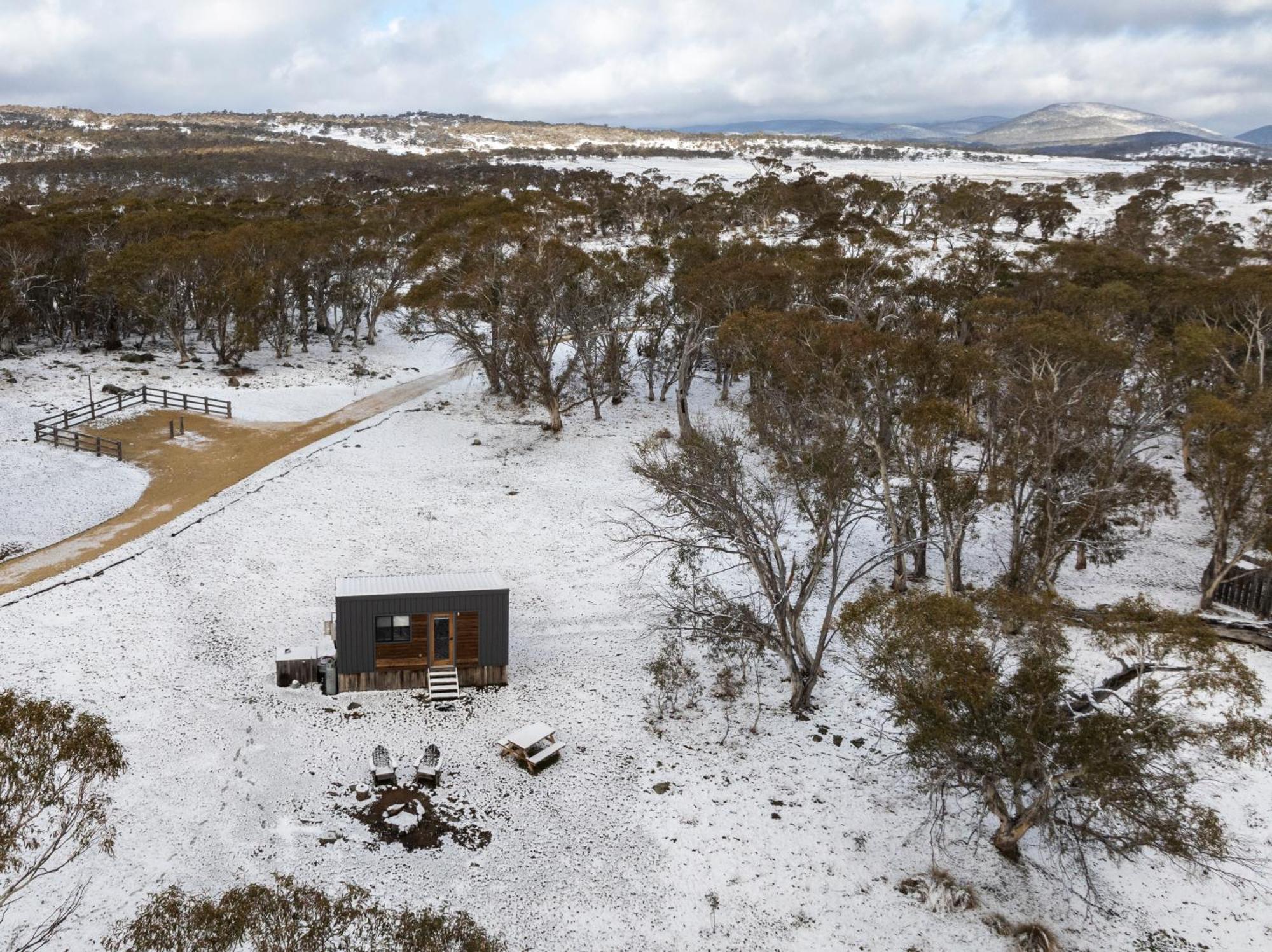 Big Yard Escapes - Two Off-grid Tiny On The Mowamba River Jindabyne