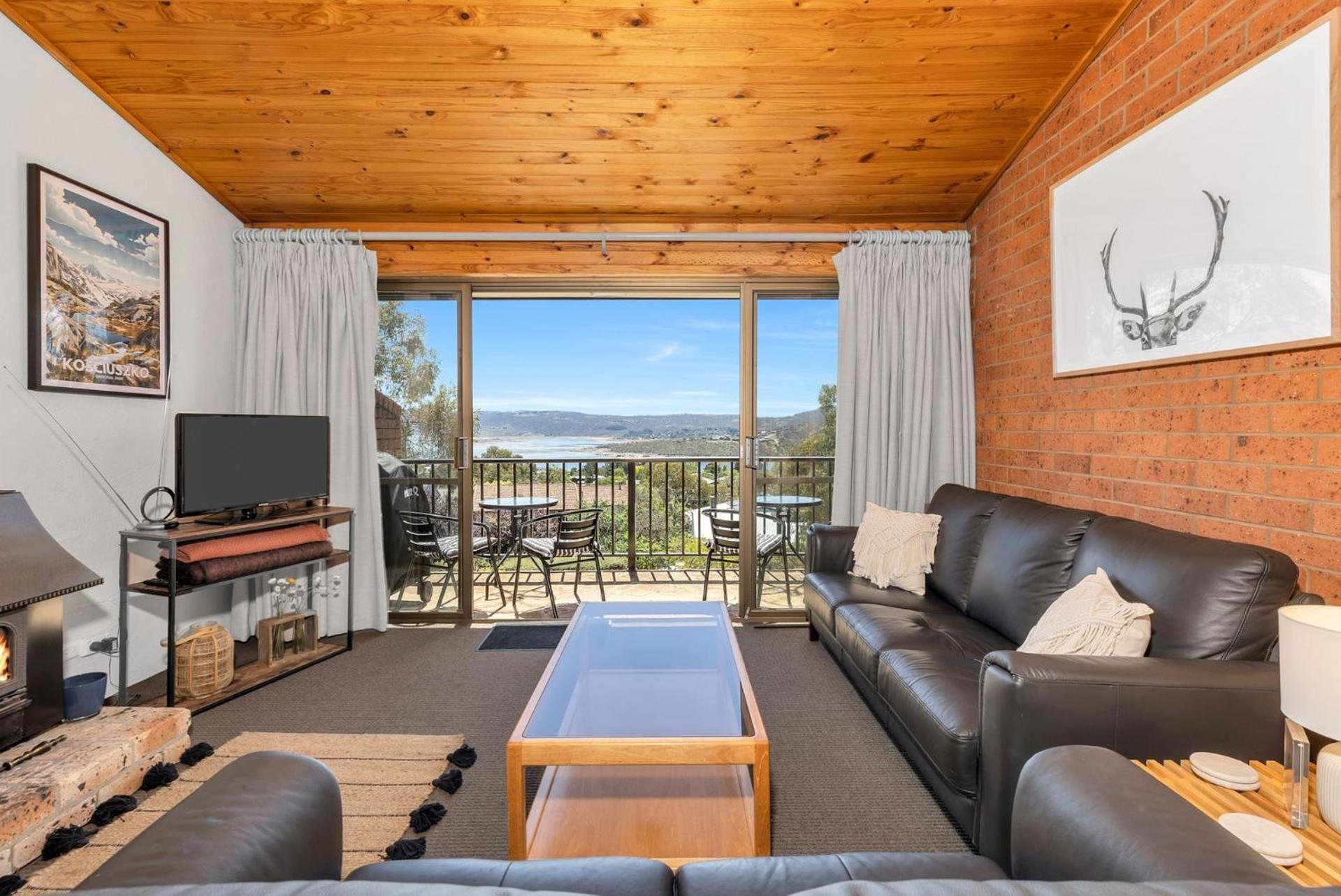 Snowbird 1 - Charming 2br Townhouse L Views L Air-con L Off-street Parking Holiday home