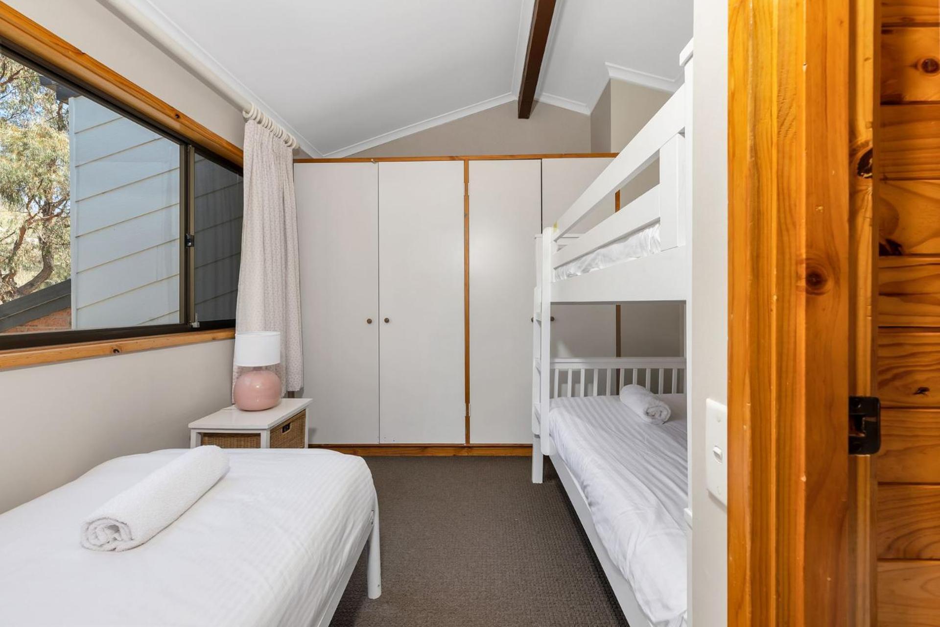 Snowbird 1 - Charming 2br Townhouse L Views L Air-con L Off-street Parking * Jindabyne