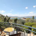 Torino 6 - Lake Jindabyne & Snowy Mountain Views
