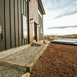 Snowbell - Mountain View, 4Br Modern Detached Home