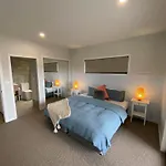 Jindabyne House 2, Modern 3 Bedroom Home, Lake & Mountain Views With Fireplace
