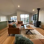 Jindabyne House 2, Modern 3 Bedroom Home, Lake & Mountain Views With Fireplace