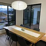 Jindabyne House 2, Modern 3 Bedroom Home, Lake & Mountain Views With Fireplace