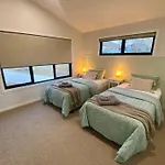 Jindabyne House 2, Modern 3 Bedroom Home, Lake & Mountain Views With Fireplace