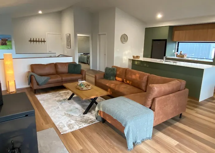 Jindabyne House 2, Modern 3 Bedroom Home, Lake & Mountain Views With Fireplace