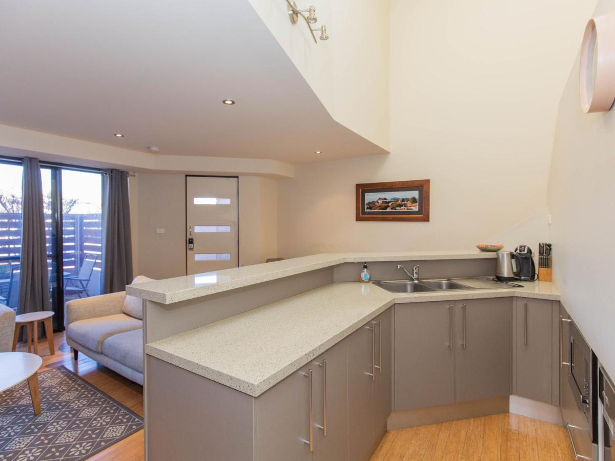 Khione 5 23 Kirwan Close *