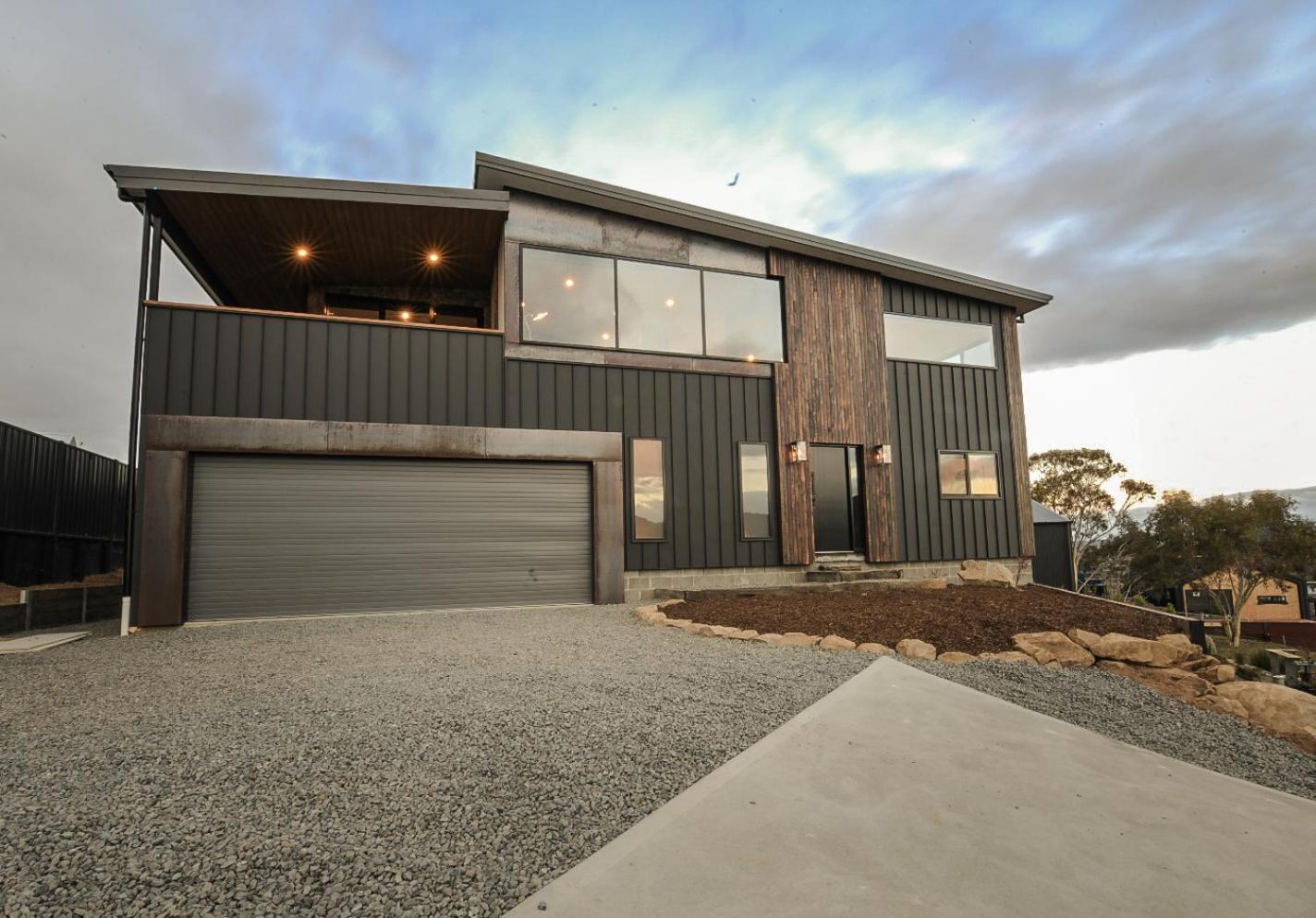 Snowbell - Mountain View, 4br Modern Detached Jindabyne