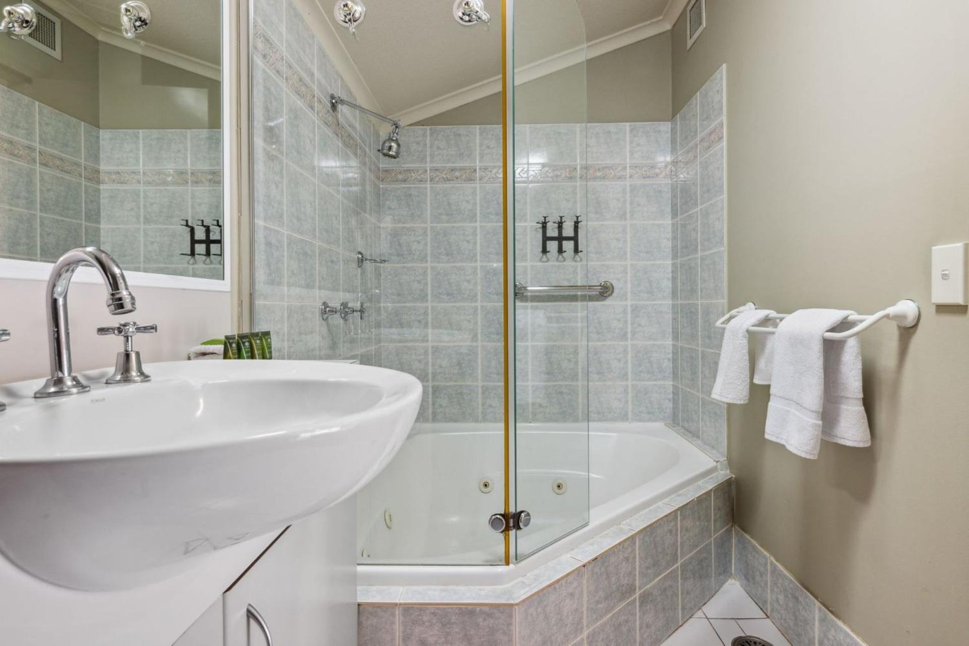 Apartment Horizons 111 *