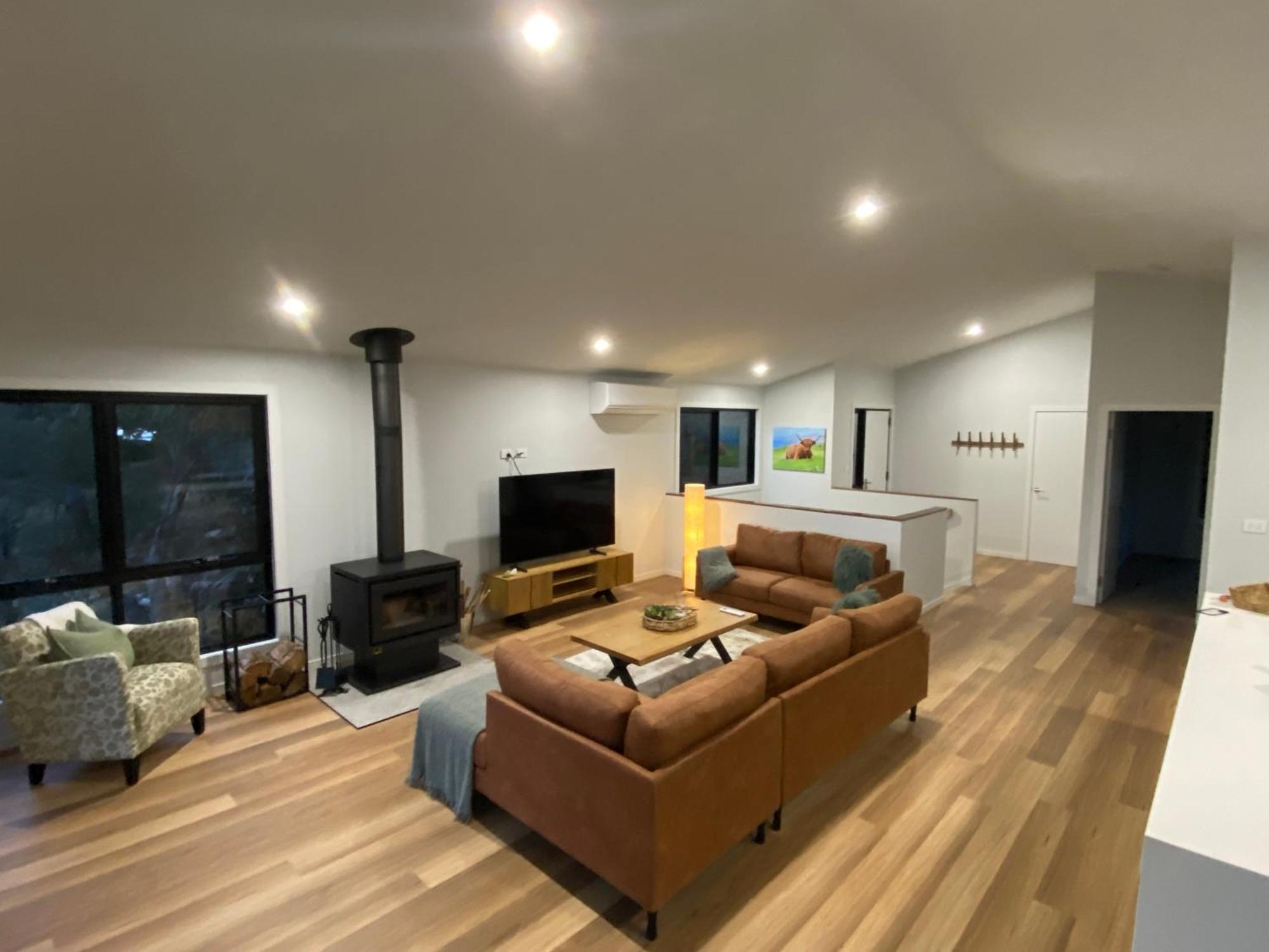 House 2, Modern 3 Bedroom Home, & Mountain Views With Fireplace Jindabyne