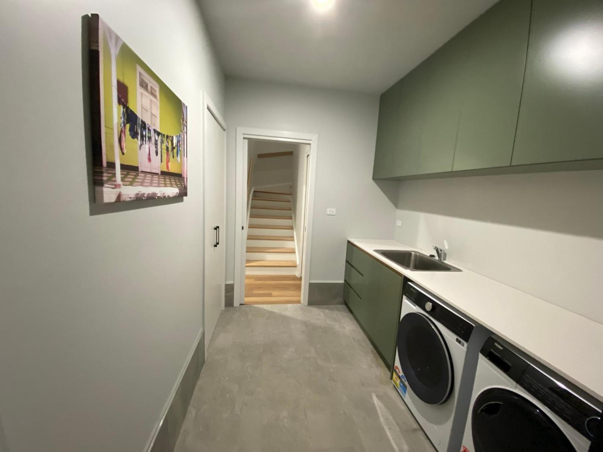 House 2, Modern 3 Bedroom Home, & Mountain Views With Fireplace Holiday home *