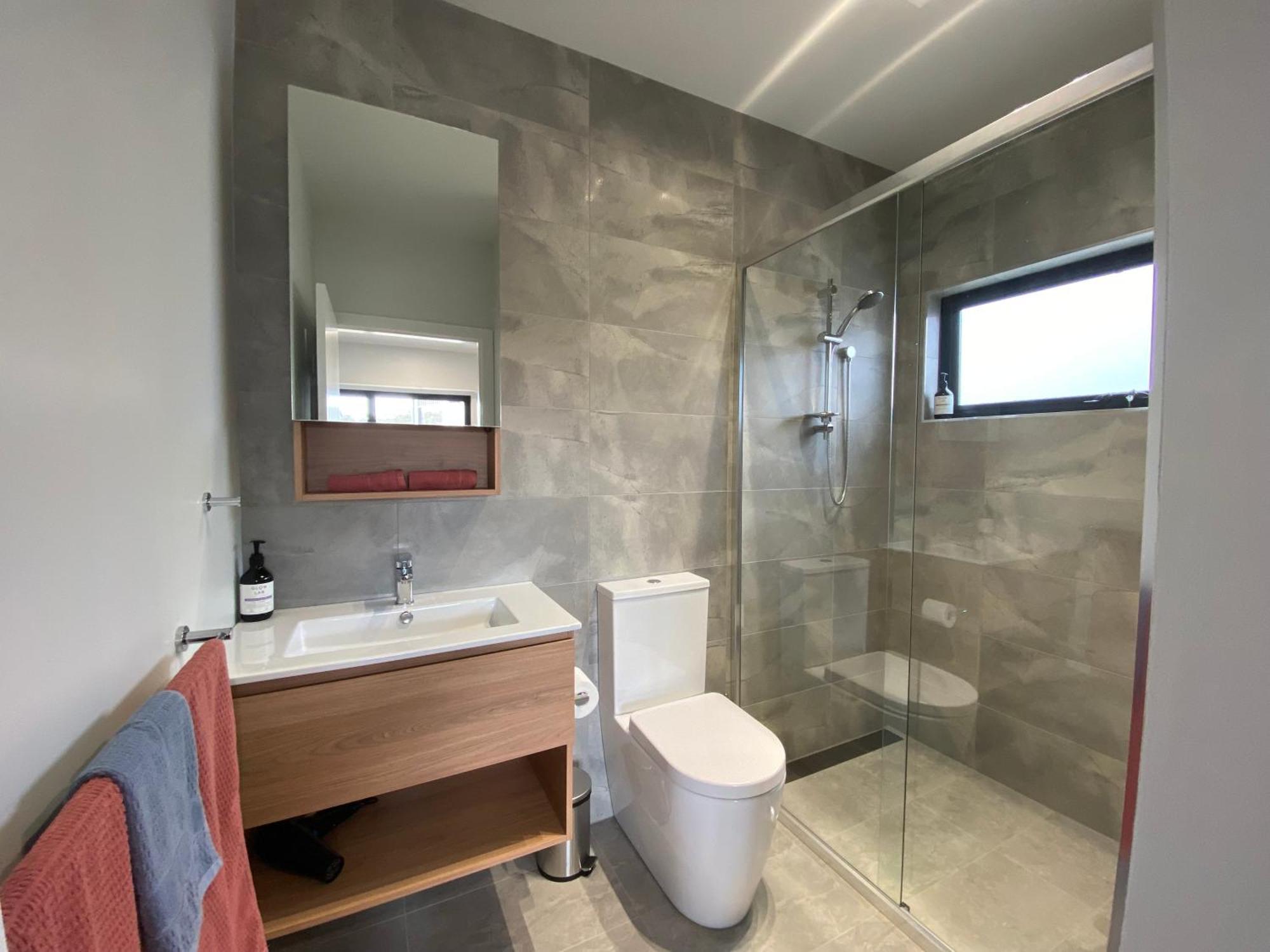 House 2, Modern 3 Bedroom Home, & Mountain Views With Fireplace *