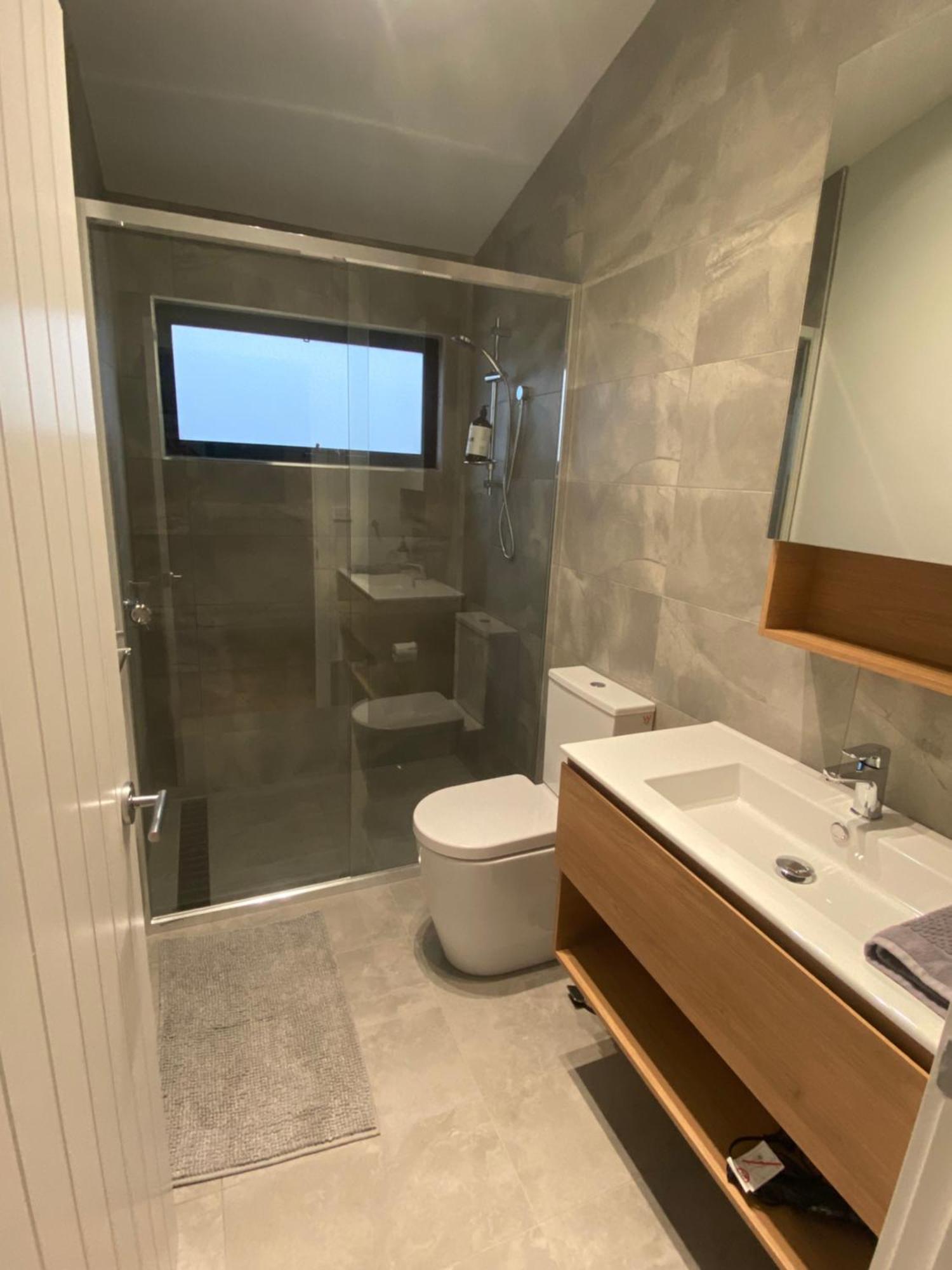 House 2, Modern 3 Bedroom Home, & Mountain Views With Fireplace Jindabyne