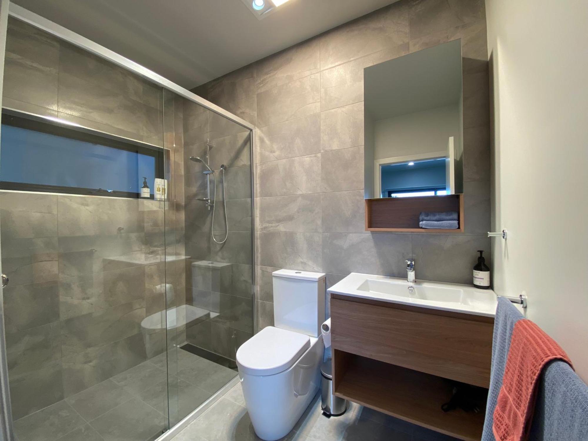 House 2, Modern 3 Bedroom Home, & Mountain Views With Fireplace *