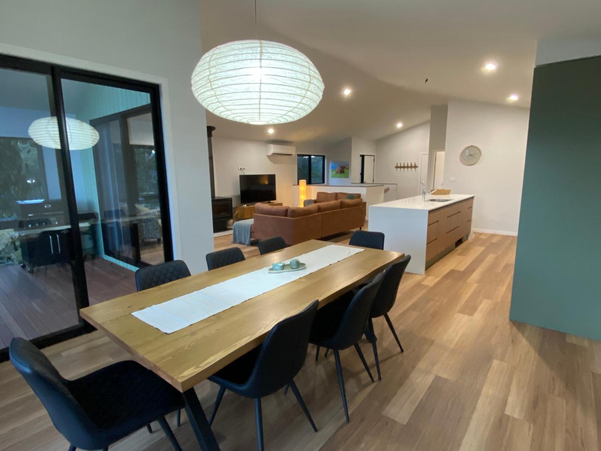 House 2, Modern 3 Bedroom Home, & Mountain Views With Fireplace