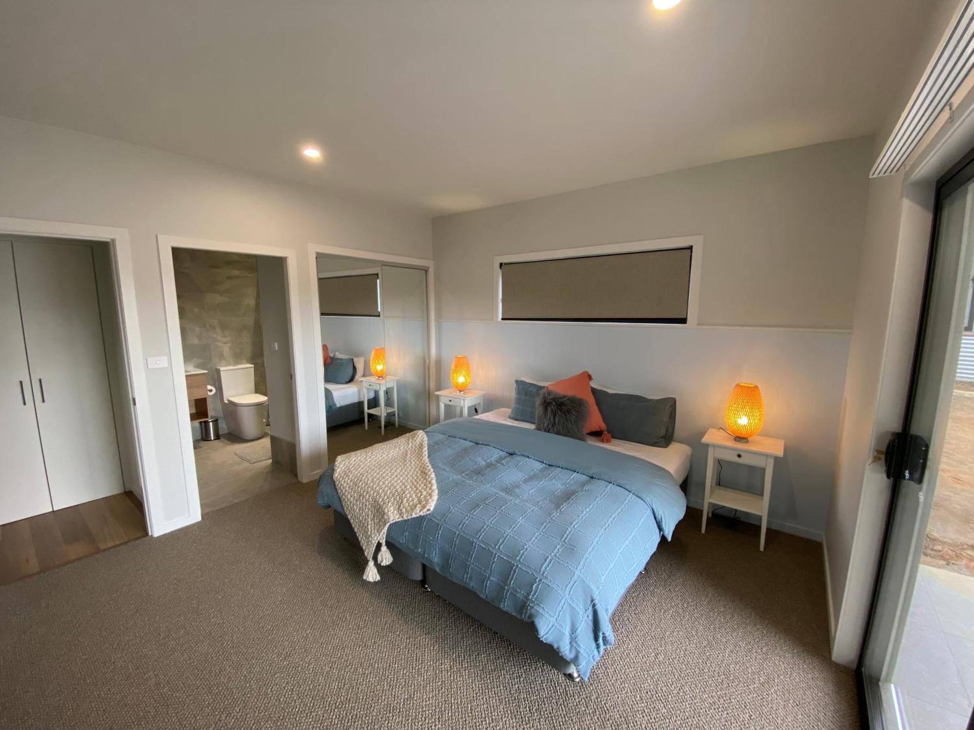 House 2, Modern 3 Bedroom Home, & Mountain Views With Fireplace Holiday home