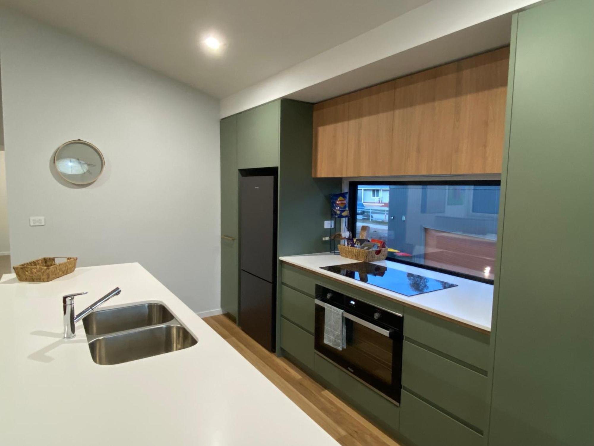 Holiday home House 2, Modern 3 Bedroom Home, & Mountain Views With Fireplace *